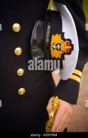 UNTERTEIL EINES MANNES IN MARINE UNIFORM MIT HUT UND SCHWERT. MODEL RELEASE VERFÜGBAR AUF ANFRAGE. Stockfoto