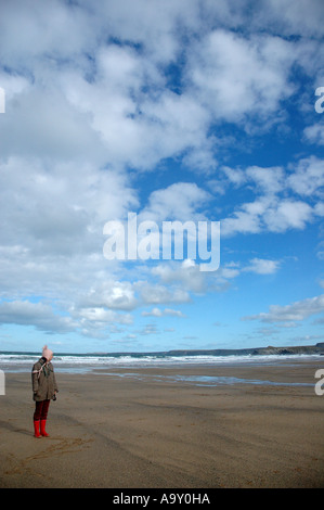 Abbildung blicken hinaus auf das Meer in Newquay, Cornwall uk Stockfoto