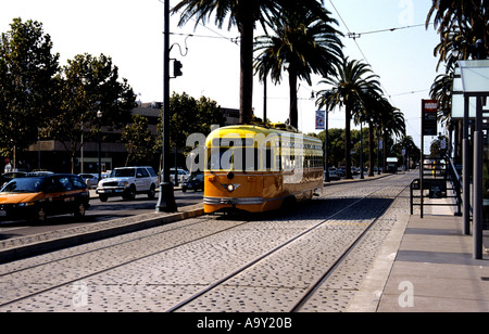 Gelbe Embarcado Straßenbahn - San Francisco -CA - USA - Palmen Stockfoto