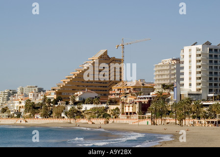 Hotels und Wohnhäuser mit Blick auf den Strand von Puerto Benalmadena an einem sonnigen Nachmittag im Februar Stockfoto