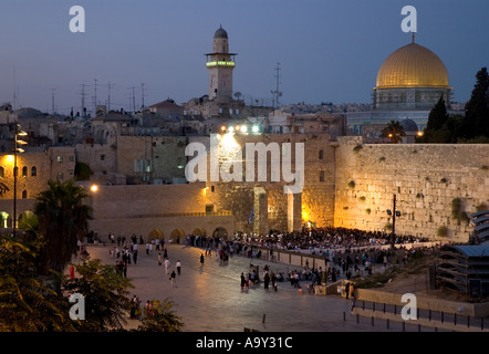 Panoramablick von der Klagemauer und Felsendom in der Abenddämmerung Stockfoto