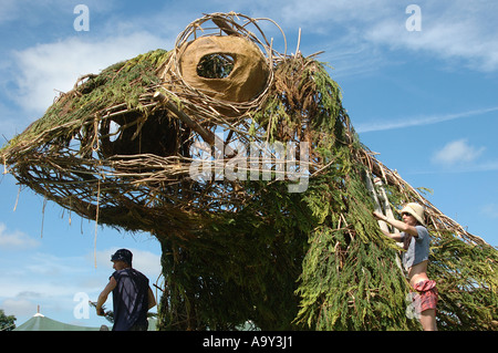 Aufbau eines Frosches aus Ästen beim Glastonbury Festival uk Stockfoto