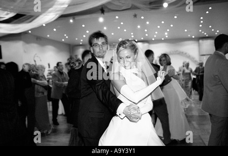 Polen, Lodz, Braut und Bräutigam tanzen bei Hochzeit, Porträt (B&W) Stockfoto