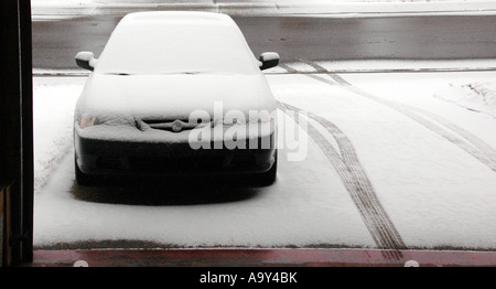 Automobil bedeckt mit Schnee Foto von einer roten 1969 MG C-Tourer Stockfoto