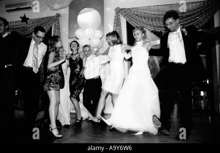 Polen, Lodz, Braut und Bräutigam mit Hochzeitsgäste Tanzen Party (B&W) Stockfoto