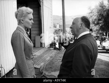 ALFRED HITCHCOCK mit Kim Novak während Dreharbeiten zu Vertigo 1958 Stockfoto