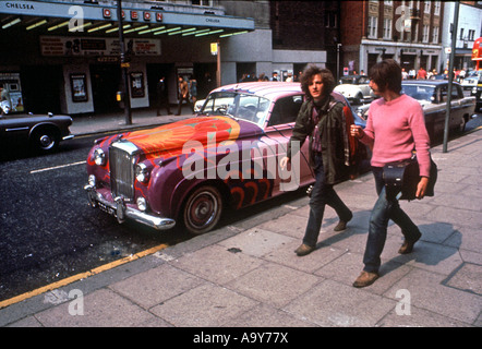 KINGS ROAD in Chelsea, London stand im Mittelpunkt der Streetfashion im Jahr 1965, wann diese Aufnahme gemacht wurde Stockfoto