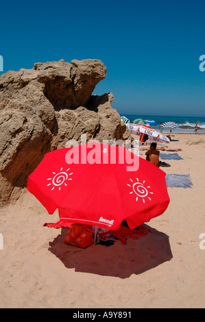 Badegäste in Praia do Monte Clerigo Strand innerhalb der Gemeinde Aljezur, Algarve, die südlichste Region Portugals Stockfoto