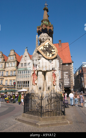 Roland-Statue in der Innenstadt von Bremen am Marktplatz Marktplatz mit historischen Gebäuden Stockfoto