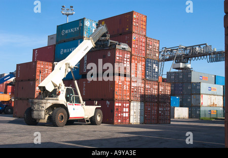 Heberlader bewegt Frachtcontainer im Containerterminal im Güterhafen Neuss, Deutschland Stockfoto