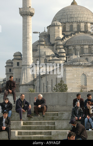 Entspannen Sie sich auf die Schritte außerhalb Yeni Camii in Eminönü Istanbul Türkei Männer Stockfoto