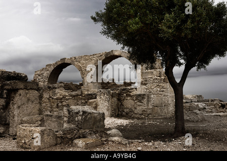 Einsamer Baum unter den Ruinen einer antiken Überreste Stockfoto