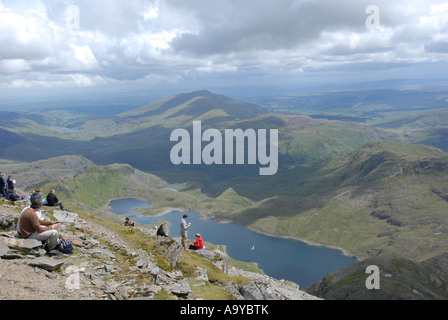 Spaziergänger genießen die Aussicht am Gipfel des Mount Snowdon in Snowdonia, Nordwales Stockfoto