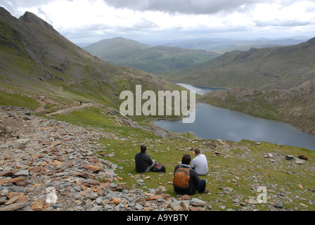 Wanderer eine Pause auf dem Weg zum Mount Snowdon, Snowdonia, North Wales, Stockfoto