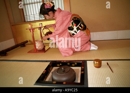 Eine Dame im traditionellen Kimono, die Zubereitung von Tee auf einer japanischen Teezeremonie in Japan Stockfoto