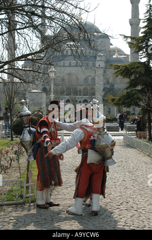 Drei Saft Verkäufer im Gespräch. Istanbul, Türkei Stockfoto