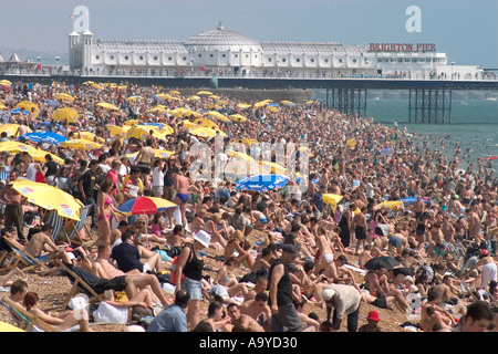 Überfüllten Strand von den Ostanleger. Brighton, England Stockfoto