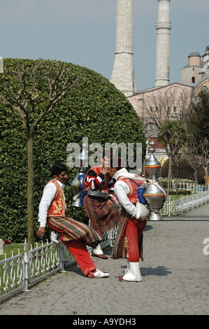 Saft-Verkäufer im traditionellen Kleid außen Aya Sophya Istanbul Türkei Stockfoto