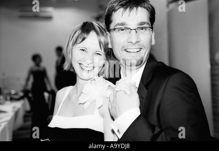 Polen, Lodz, Bräutigam und Zeuge posiert auf Hochzeitsparty, Porträt (B&W) Stockfoto