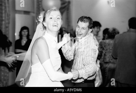 Polen, Lodz, Braut Tanz auf Hochzeitsparty (B&W) Stockfoto