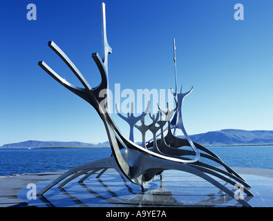 Sun Voyager oder Solfar Stahl Viking Schiff Skulptur am Meer von "John Gunnar Arnason". Reykjavik Island Stockfoto