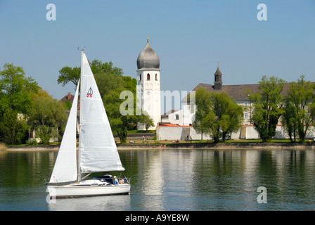 Segelboot und Kirche Turm von Frauenwoerth Kloster Frauenchiemsee Fraueninsel Chiemsee Bayern Deutschland Stockfoto