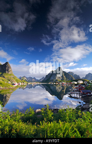 Dorf, reflektiert in den Ozean, Reine, Lofoten, Norwegen Stockfoto