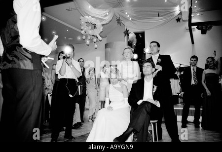 Polen, Lodz, Fotograf klicken auf Bilder von Braut und Bräutigam auf Hochzeitsparty (B&W) Stockfoto