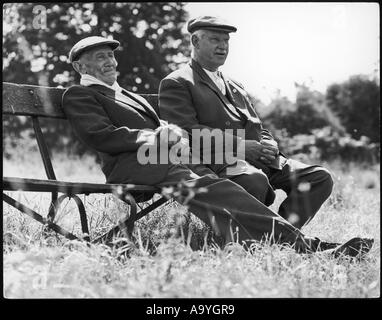 Alte Männer auf Parkbank Stockfoto