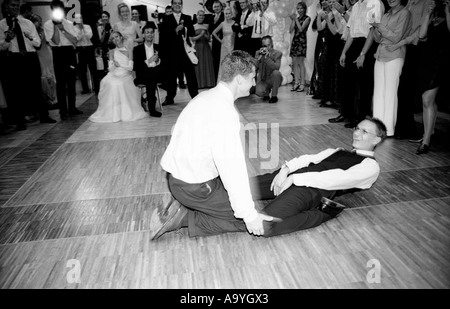 Polen, Lodz, Gäste tanzen auf Hochzeitsparty (B&W) Stockfoto