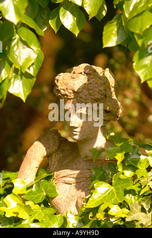 Pound Hill House and Gardens in West Kington Wiltshire UK A klassische Statue Mai 2005 Stockfoto