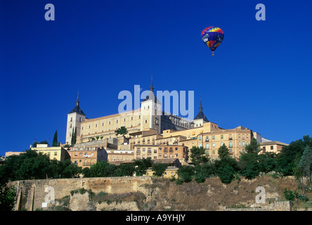 ALCAZAR UND PUENTE DE ALCANTARA ALTSTADT TOLEDO CASTILLA LA MANCHA SPANIEN Stockfoto