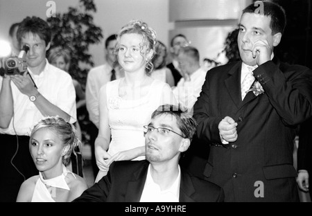 Polen, Lodz, Braut und Bräutigam mit Gästen auf Hochzeitsparty (B&W) Stockfoto