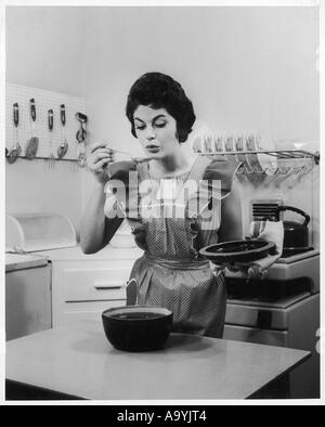 Hausfrau Cook Verkostung Stockfoto