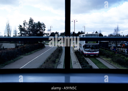 Blick aus dem oberen Deck des ÖPNV Bus route 66 läuft auf eine geführte Busway, Kesgrave in der Nähe von Ipswich, Suffolk Stockfoto