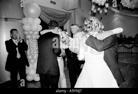 Polen, Lodz, Gäste küssen auf Hochzeitsparty (B&W) Stockfoto