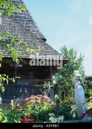 Veranda auf die Holzkirche in Botiza Rumänien Stockfoto