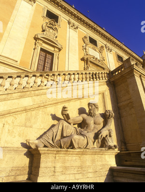 LIEGENDEN STATUE TIBERINO RÖMISCHEN FLUSS GOTT PALAZZO SENATORIO PIAZZA DEL CAMPIDOGLIO ROM ITALIEN Stockfoto