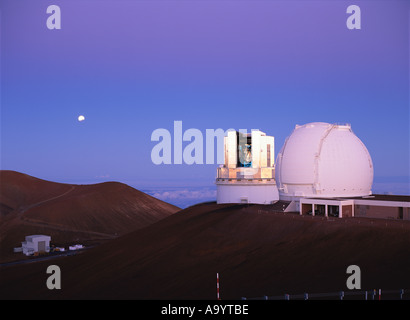 Subaru-Teleskop und 1 Keck-Teleskop in der Morgendämmerung mit eclipse teilweise Mond Stockfoto