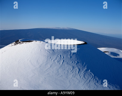 Schnee bedeckte Schlackenkegel Mauna Kea, Hawaii die Schlackenkegel ist Puu Hau Kea benannt. Stockfoto