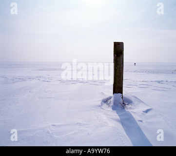 IJsselmeer Strand nach starkem Schneefall, Friesland, Niederlande Stockfoto