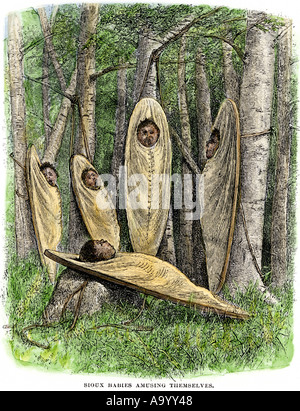 Gruppe der Sioux Babys in hängegestelle amüsieren sich. Hand - farbige Holzschnitt Stockfoto