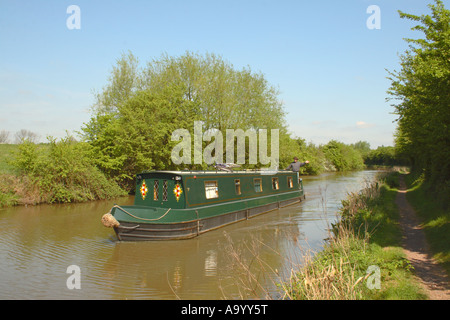 Lastkahn auf dem Coventry Kanal im zeitigen Frühjahr in der Nähe von Bedworth West Midlands England Stockfoto
