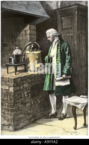 Antoine Laurent Lavoisier führen ein Experiment in seinem Labor 1700. Handcolorierte halftone einer Abbildung Stockfoto