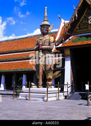 Verziert Riese Temple Guardian Statue mit Schwert im Wat Phra Kaeo, der Tempel des Smaragd-Buddha-komplexes, Bangkok, Thailand mit blauem Himmel Stockfoto