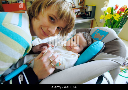 Polen, Mutter spielen mit Neugeborenen Baby (0-3 Monate), Nahaufnahme, Porträt Stockfoto