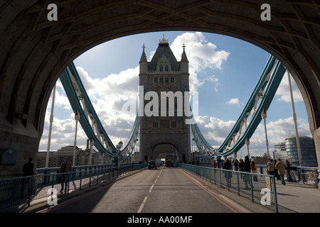 Blick durch den Turm der Nordturm Brücke eines London s Top-Attraktionen von der Nordseite der Themse angesehen Stockfoto