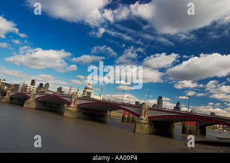 Der Londoner Skyline hinter Blackfriars Bridge South Bank entnommen Stockfoto
