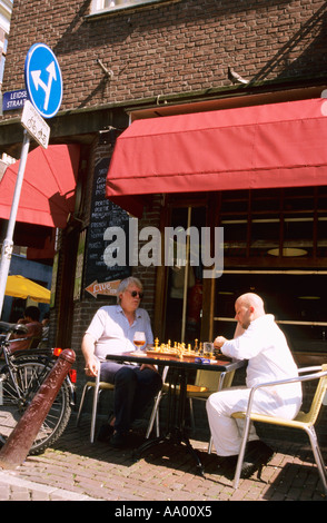 Niederlande, Amsterdam, reife Männer sitzen in Straßencafés, Schach spielen Stockfoto