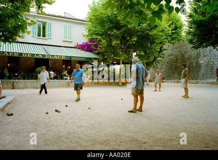 Boule oder Boccia-Spieler vor einem Café in Saint Paul de Vence Provence Frankreich Stockfoto